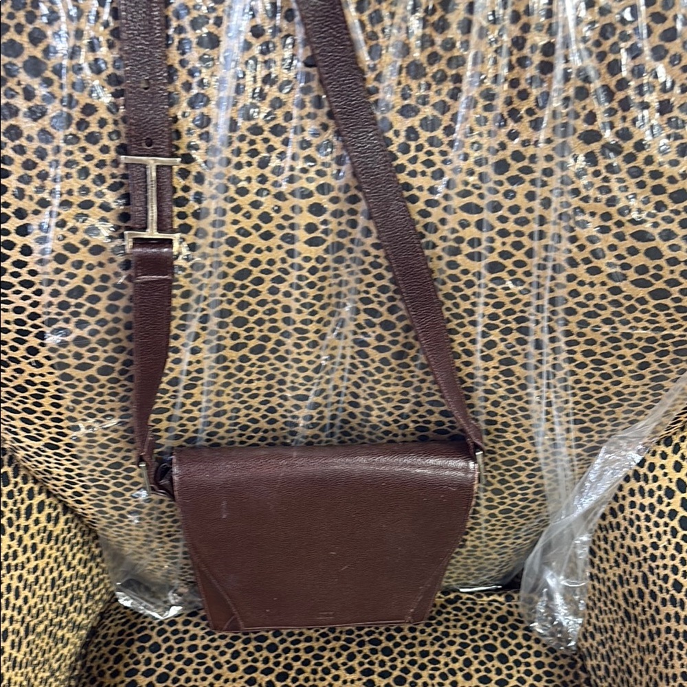 Chic Brown Leather Crossbody Bag with Adjustable Strap